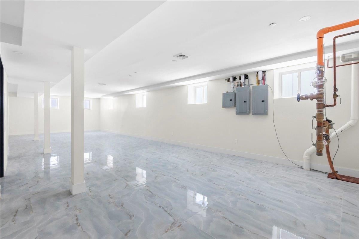Empty room, Interior, Recessed Lighting