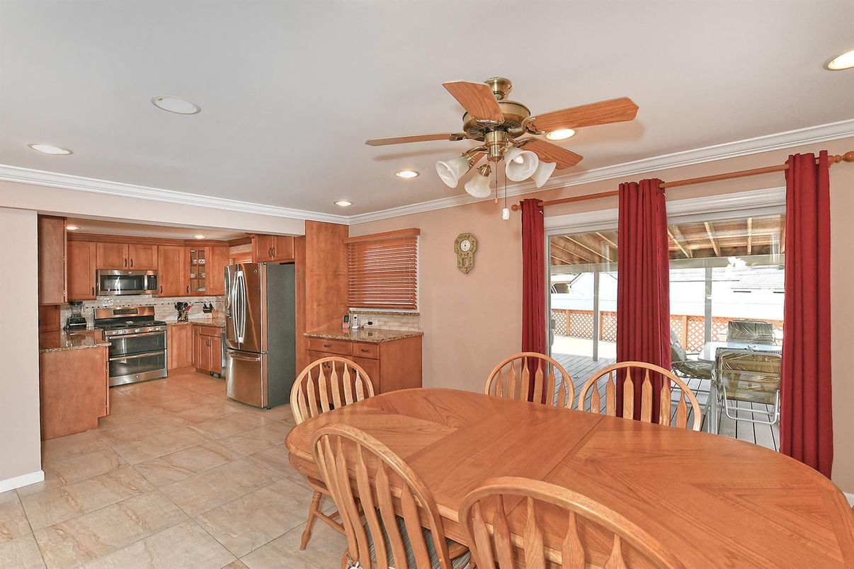 Dining room, Interior, Kitchen, Recessed Lighting, Stainless Steel Appliances