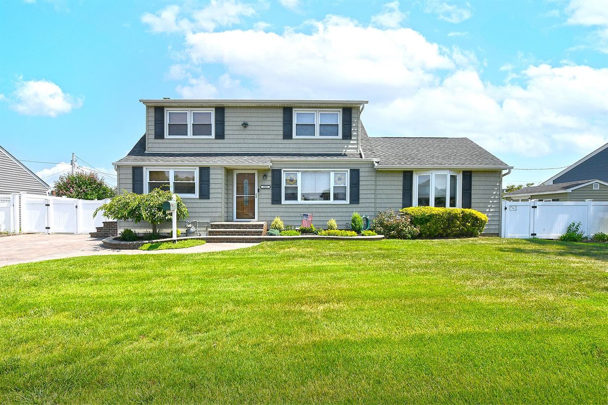 Backyard, Exterior, Facade, Split Level