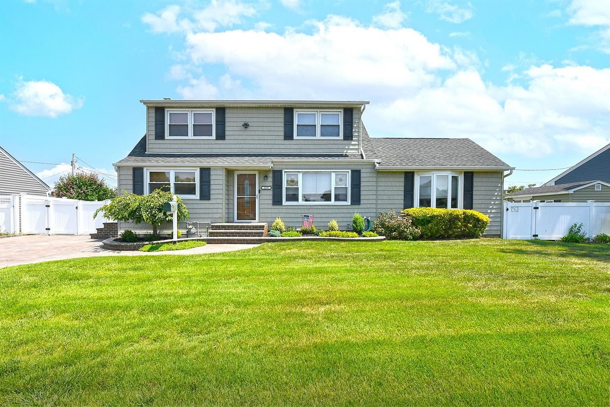 Backyard, Exterior, Facade, Split Level