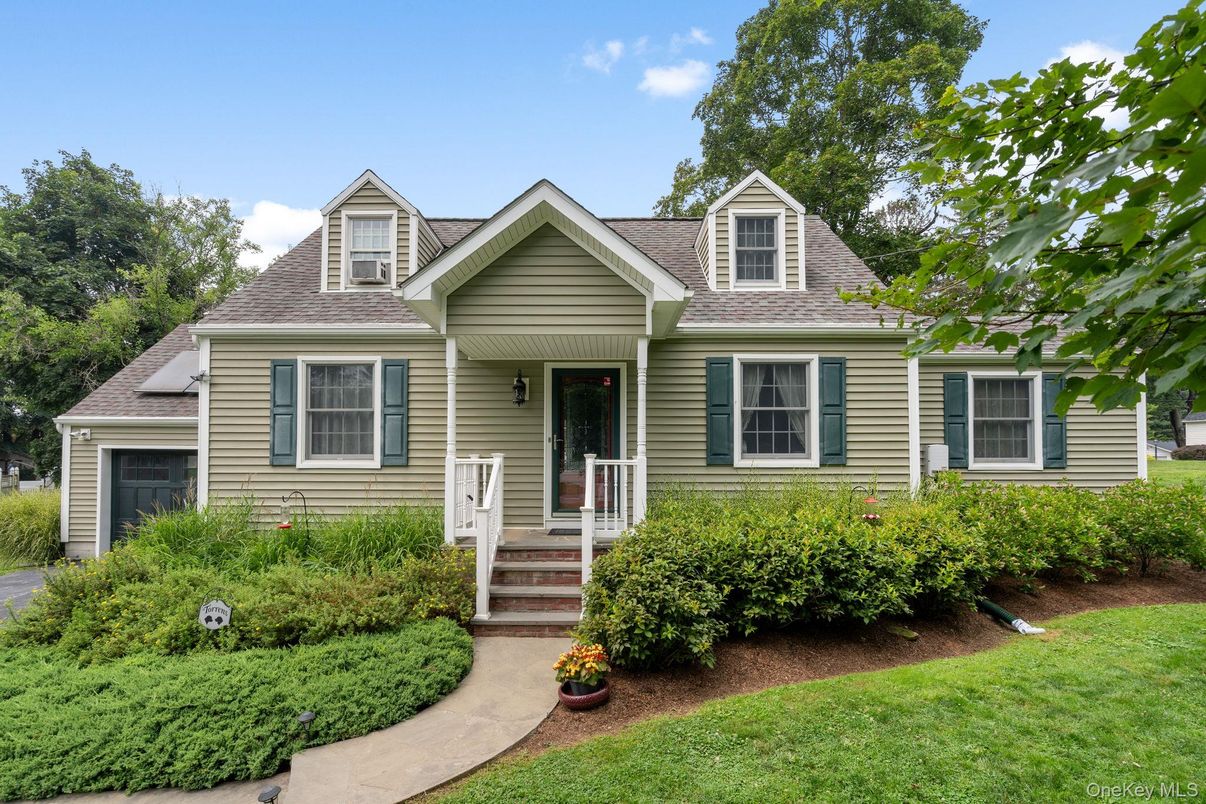 Attached, Exterior, Facade, Cape Cod