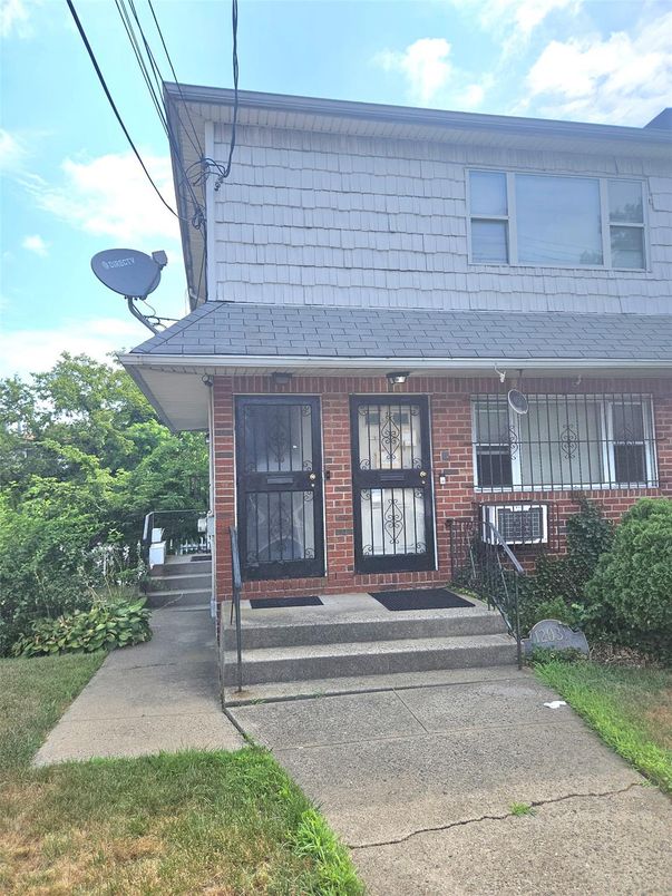 Exterior, Facade, Brick Facade, American Foursquare