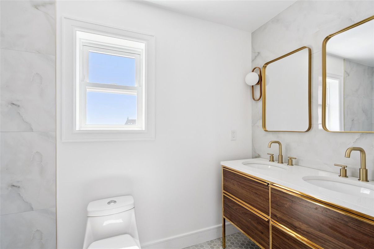 Bathroom, Dual Sink Vanities, Interior