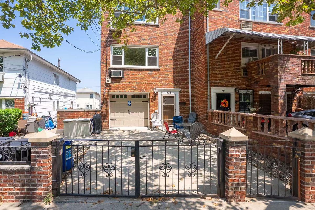 Attached, Exterior, Facade, Brick Facade, Rowhouse