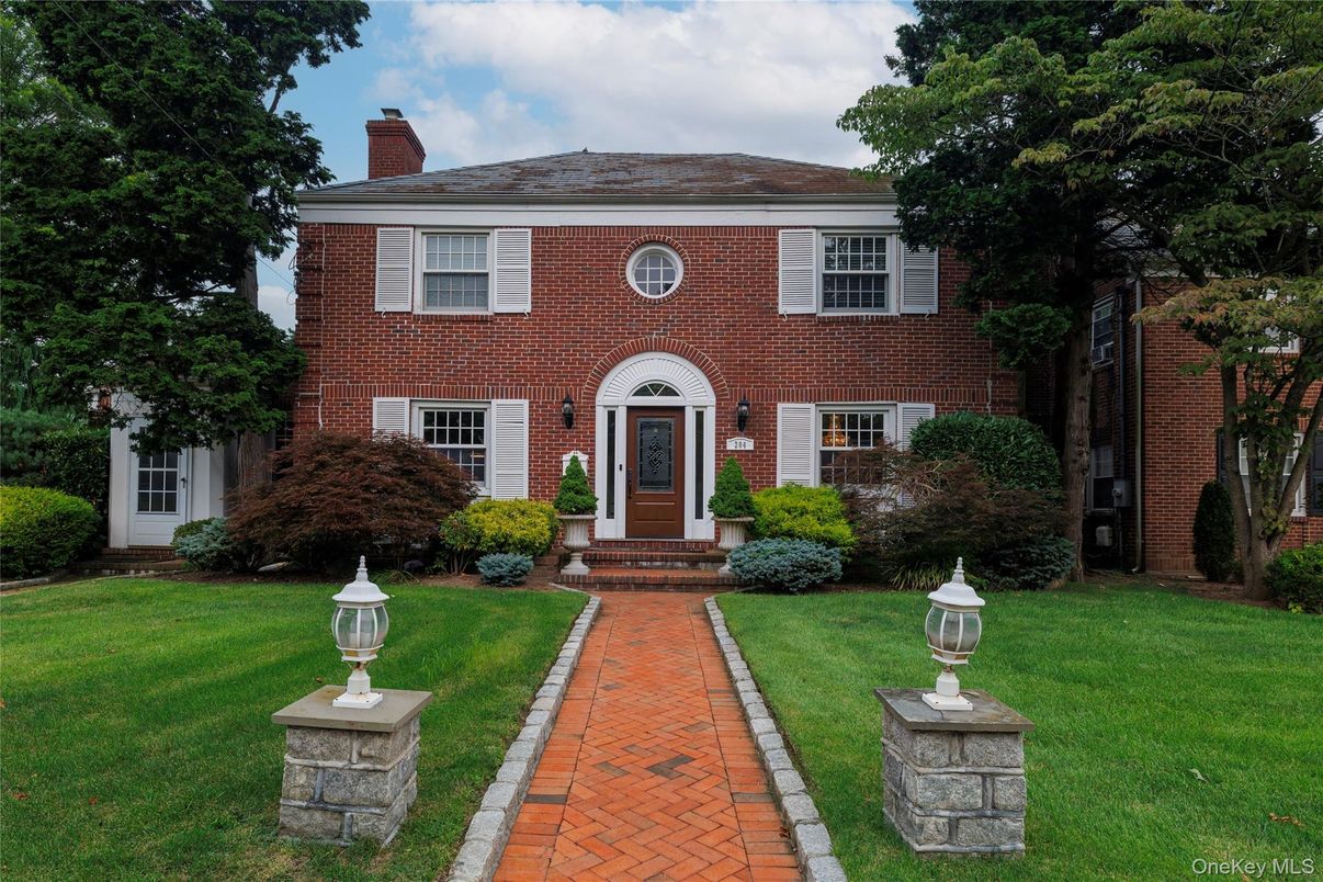 Exterior, Facade, Brick Facade, Georgian