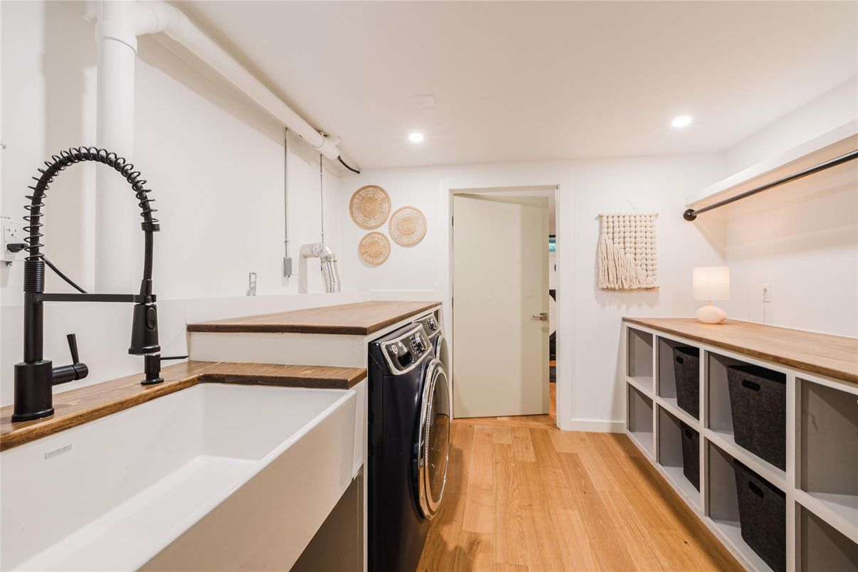 Interior, Recessed Lighting, Washer, Wood Texture Flooring