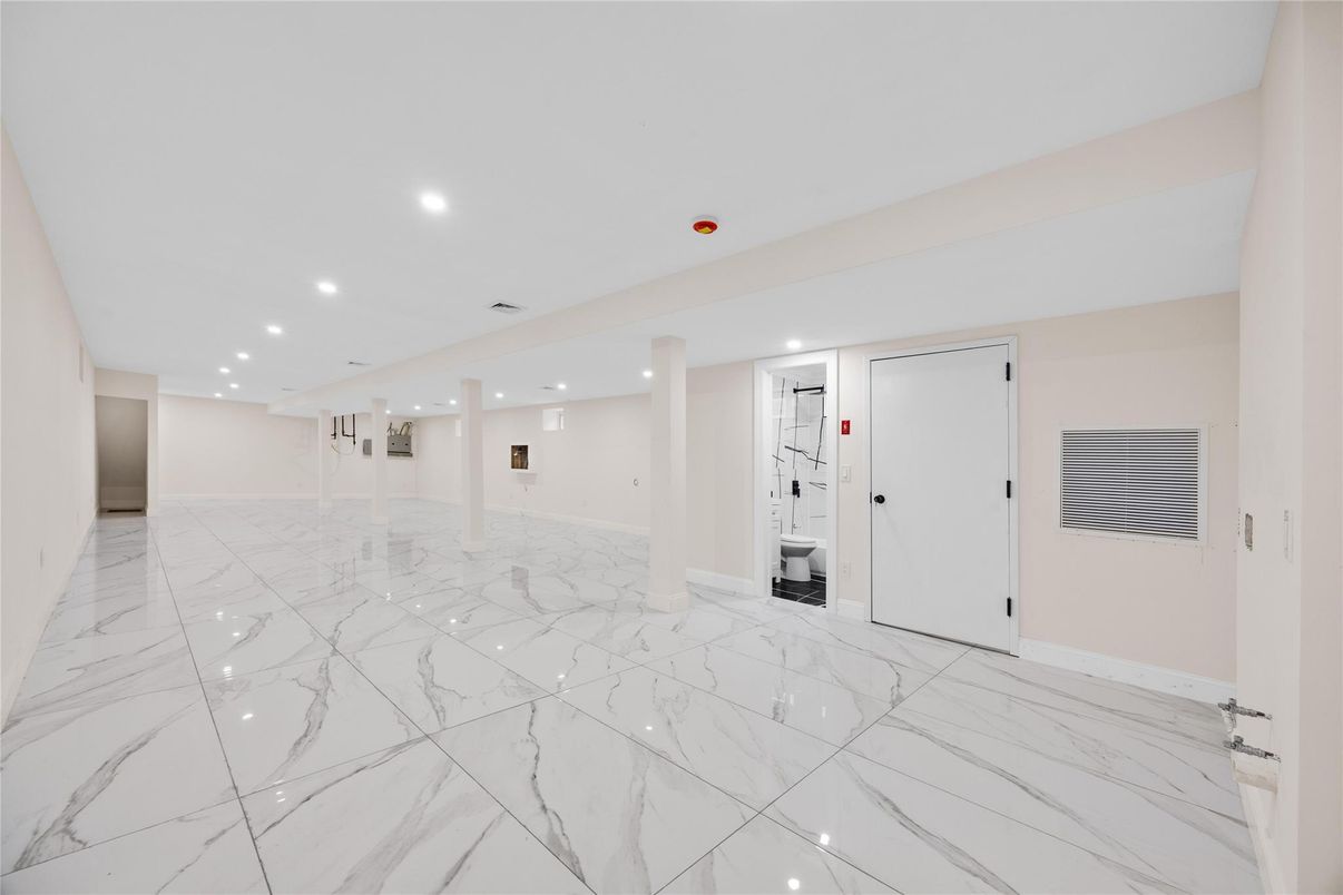 Empty room, Interior, Marble, Recessed Lighting