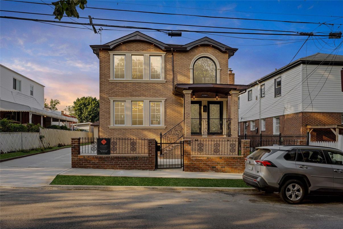 Exterior, Facade, Brick Facade, Rowhouse