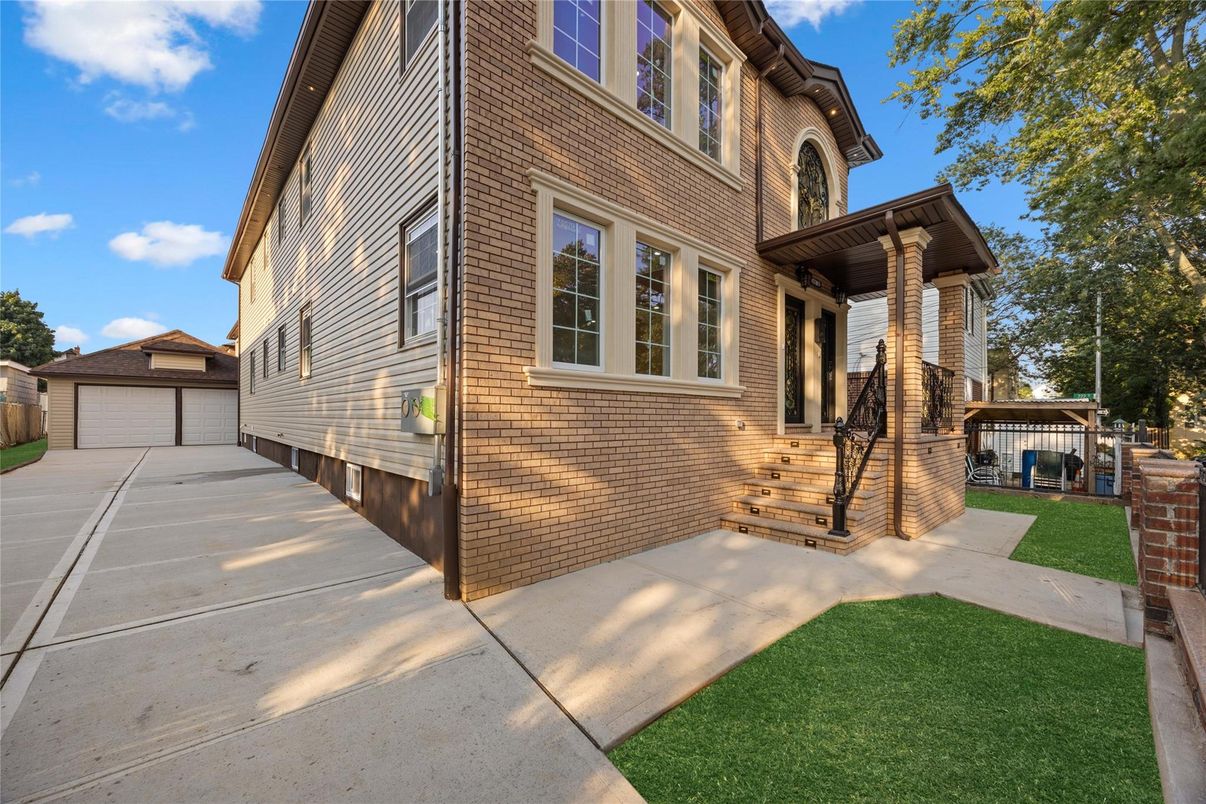 Exterior, Facade, Brick Facade, Rowhouse
