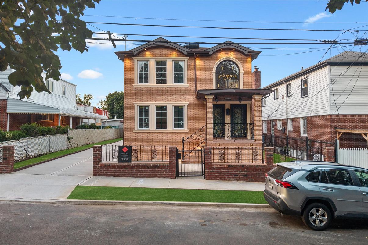 Exterior, Facade, Brick Facade, Queen Anne Victorian