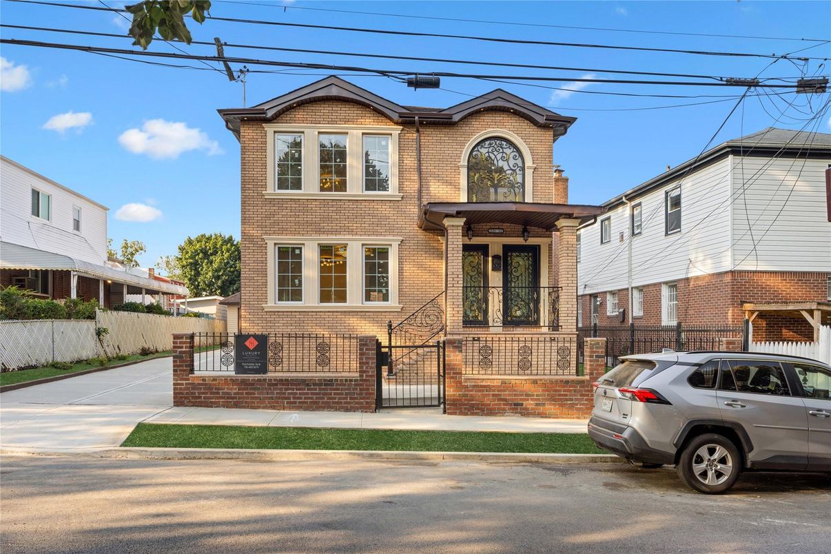 Exterior, Facade, Brick Facade, Rowhouse
