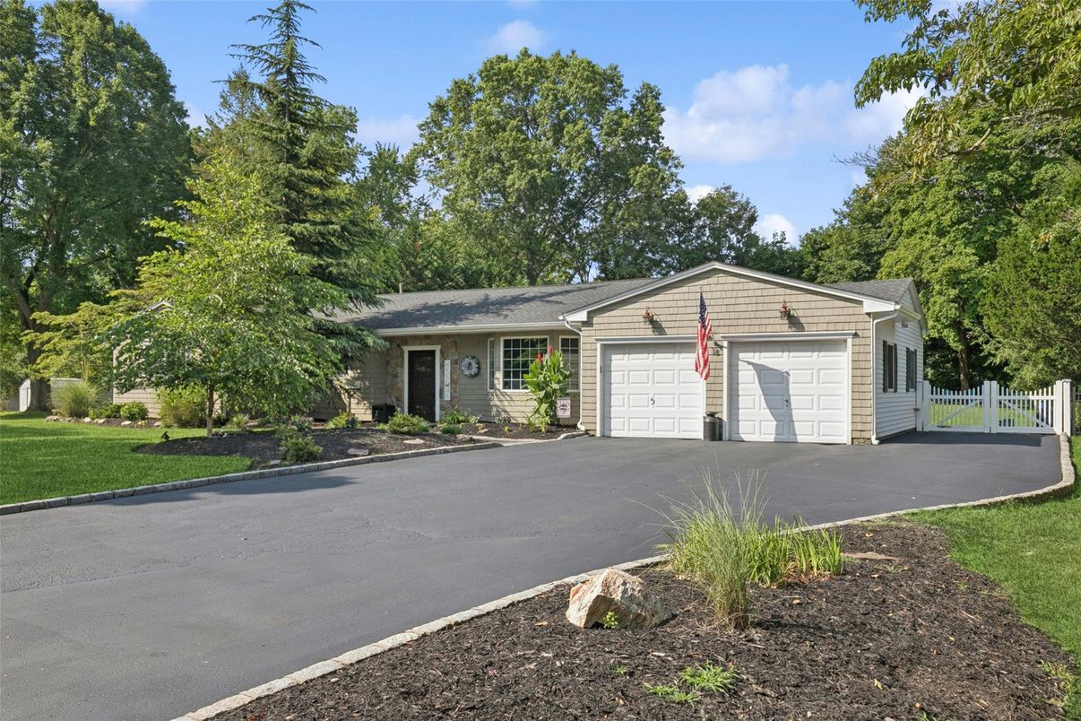 Attached, Exterior, Facade, Ranch