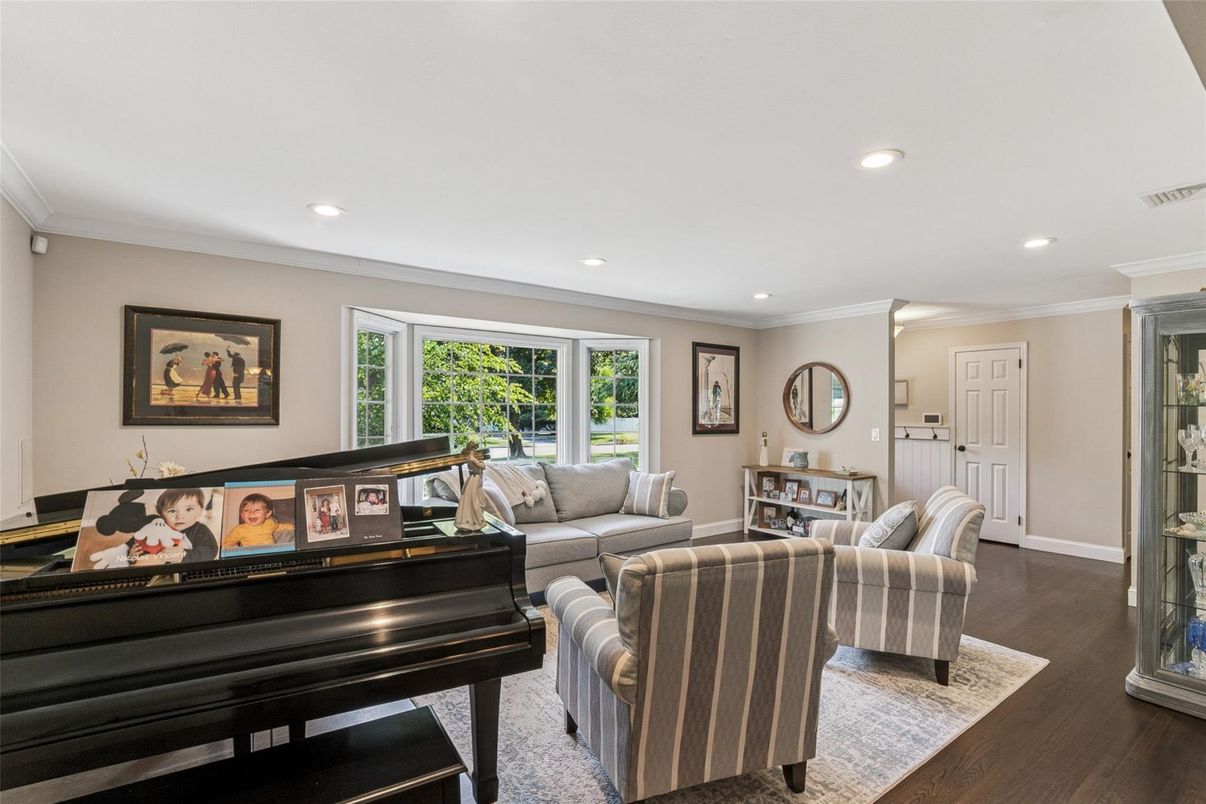 Interior, Living room, Piano, Recessed Lighting, Wood Texture Flooring