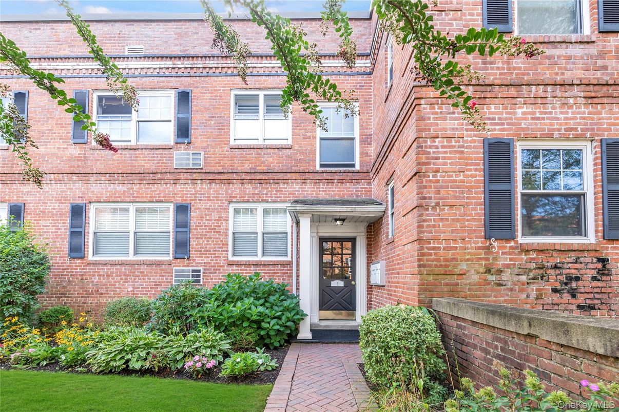 Exterior, Facade, Brick Facade, Rowhouse