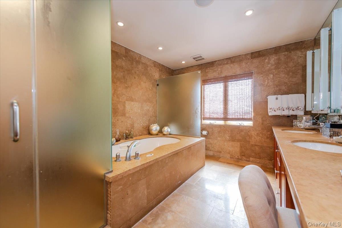 Bathroom, Dual Sink Vanities, Interior, Recessed Lighting