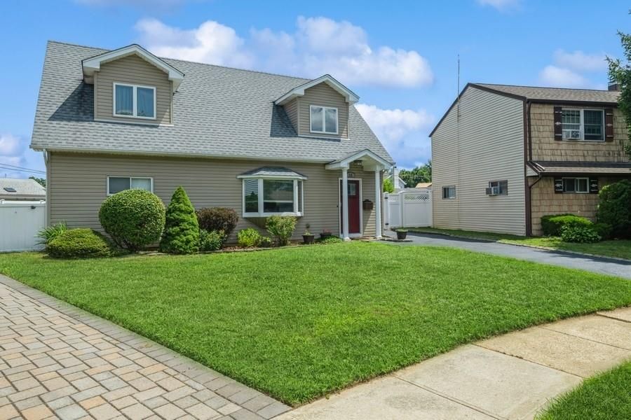 Exterior, Facade, Cape Cod
