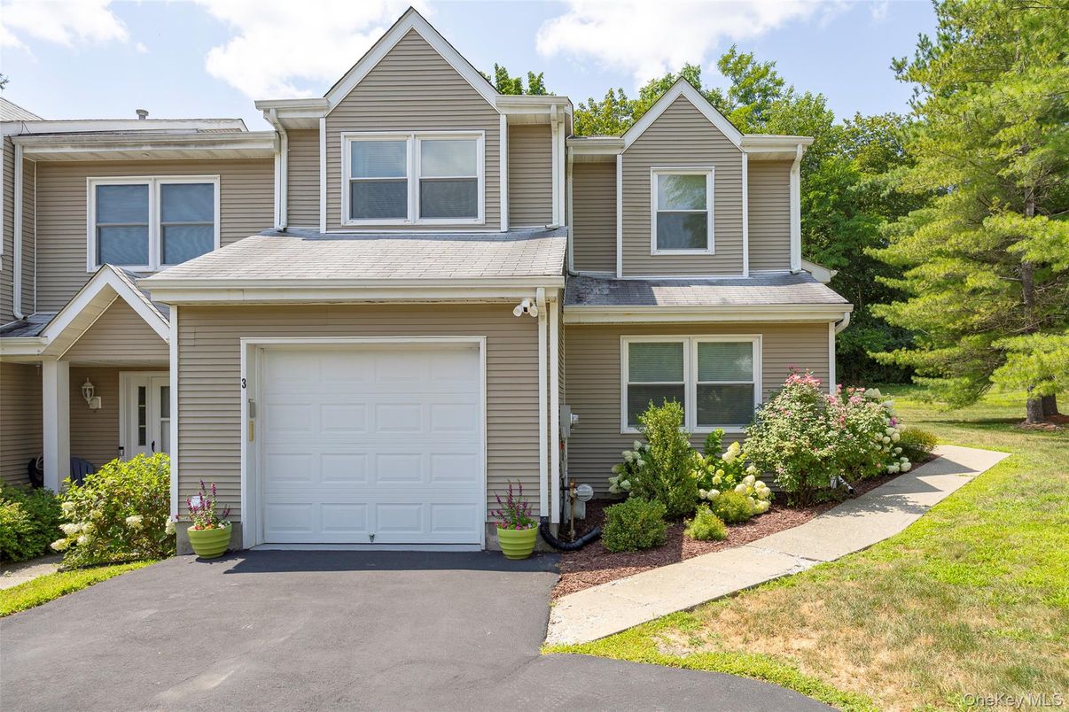 Attached, Exterior, Facade, Rowhouse