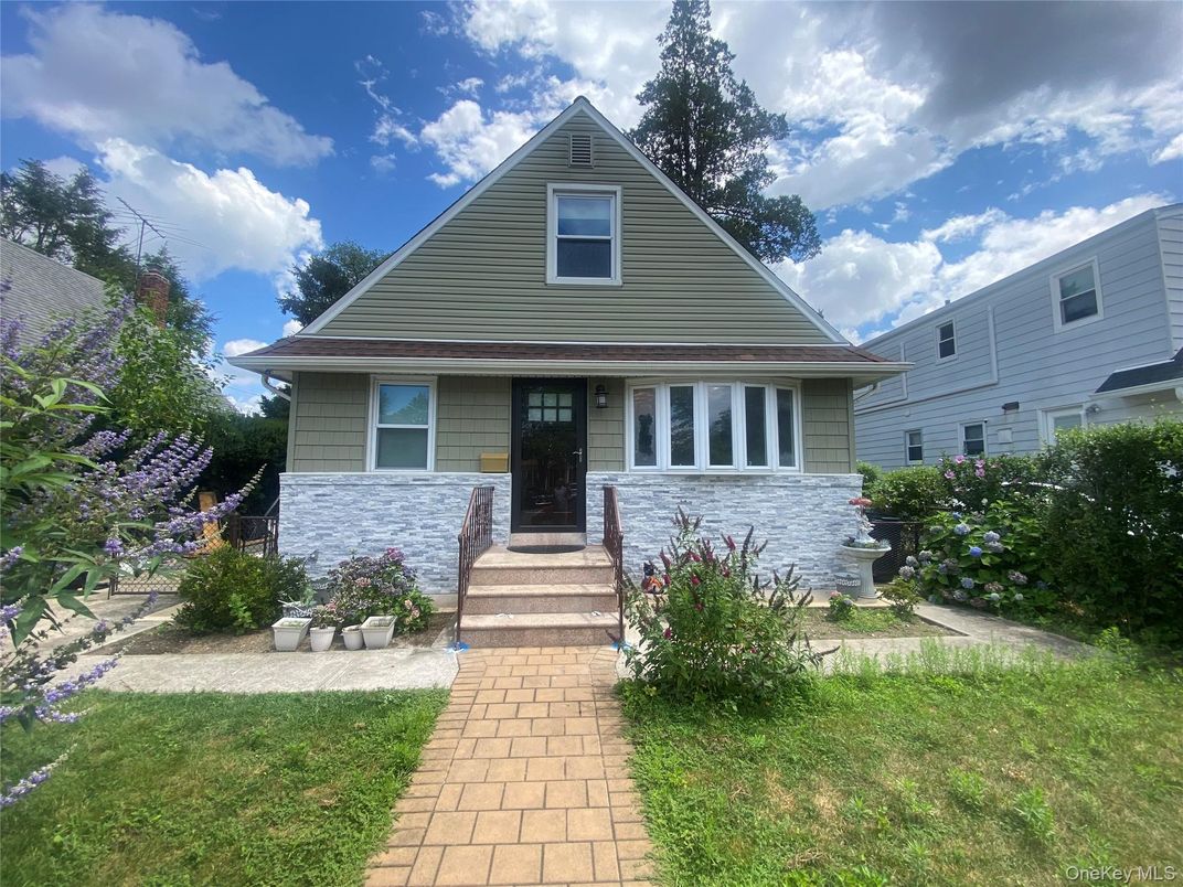 Exterior, Facade, Ranch