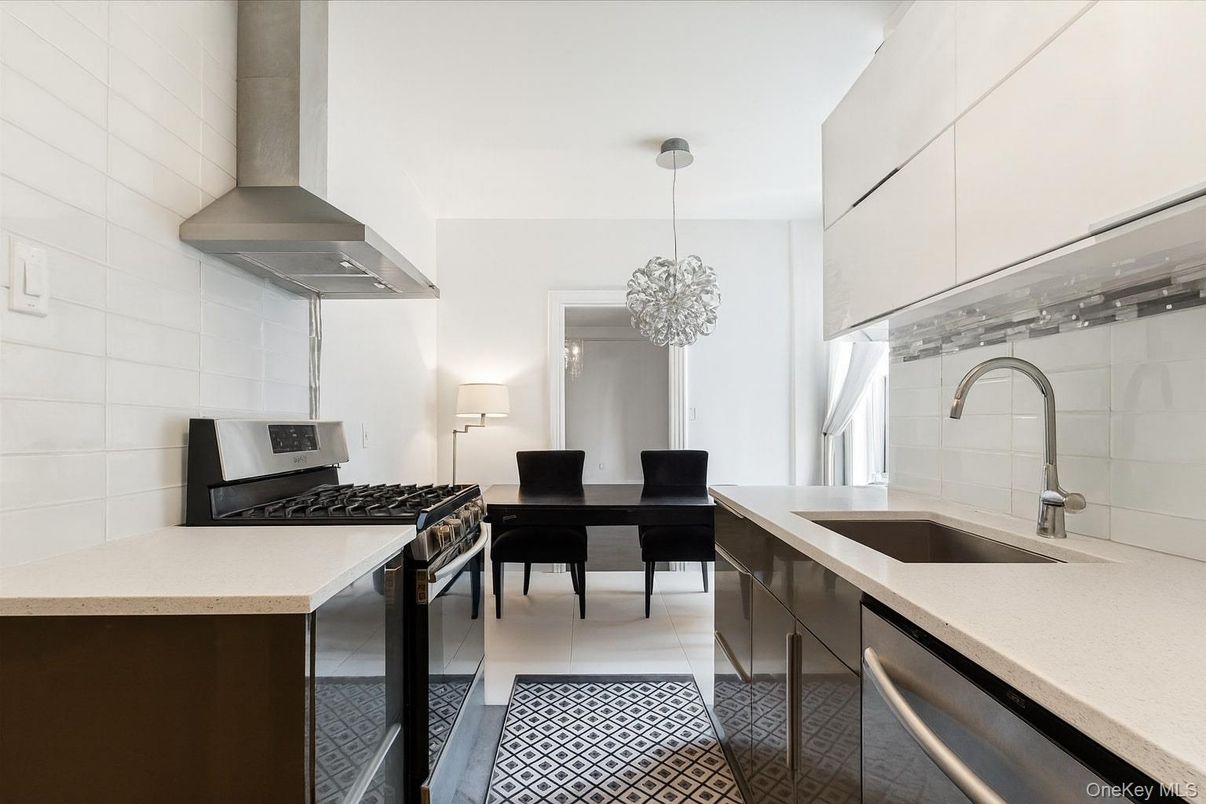 Dining room, Interior, Kitchen, Pendant Lights, Stainless Steel Appliances
