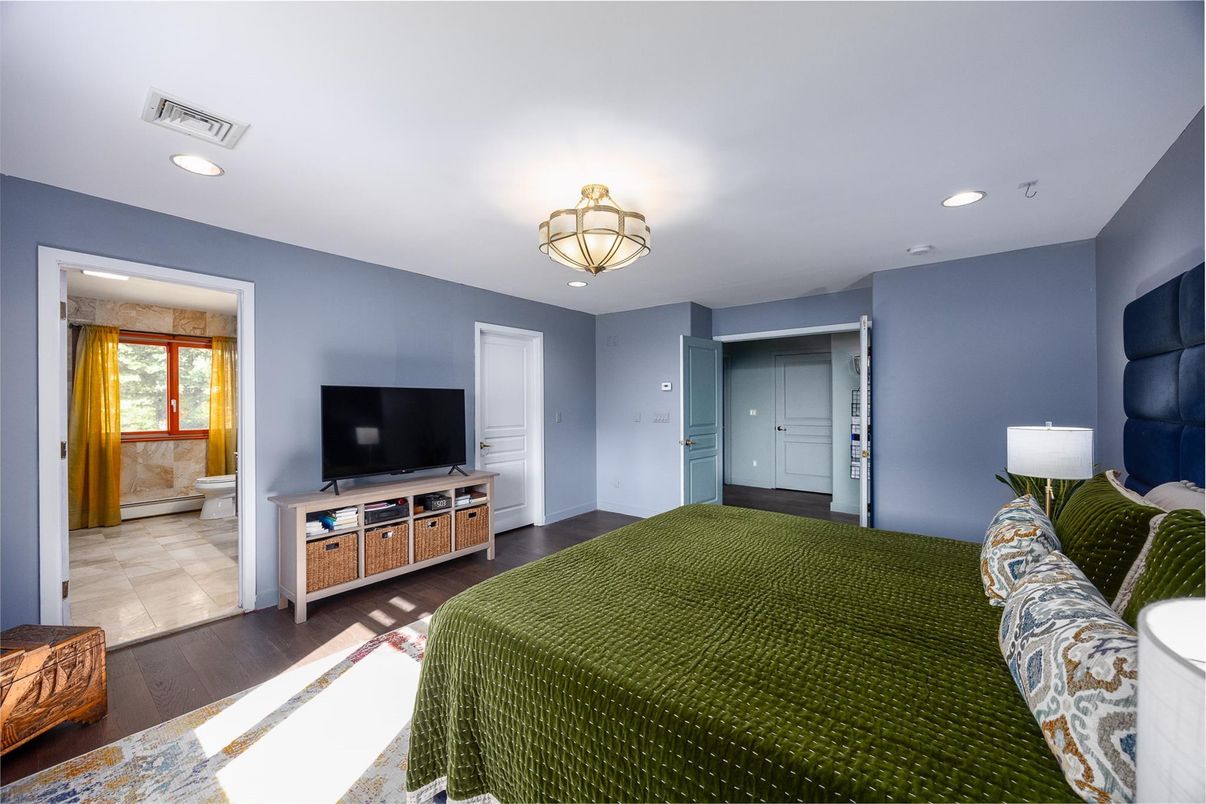Bathroom, Interior, Recessed Lighting, Wood Texture Flooring