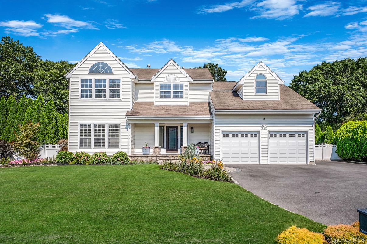 Attached, Exterior, Facade, Farmhouse