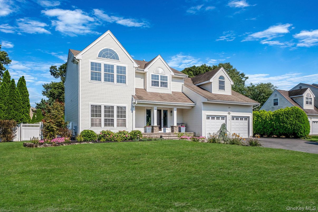 Attached, Exterior, Facade, Farmhouse