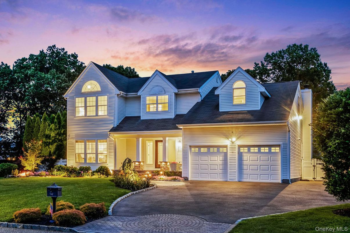 Attached, Exterior, Facade, Farmhouse