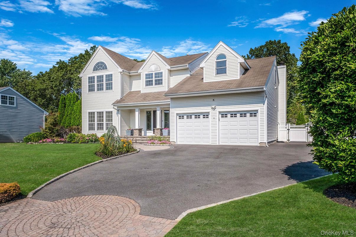 Attached, Exterior, Facade, Farmhouse