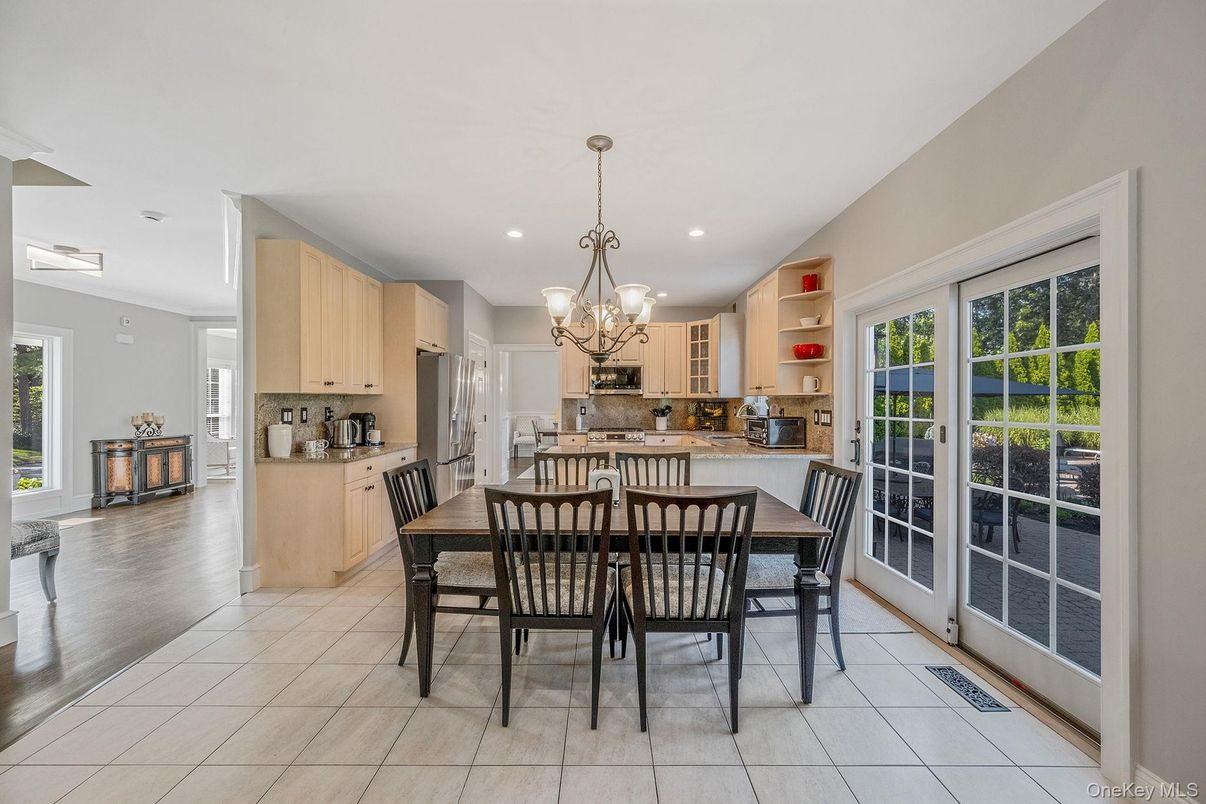 Chandelier, Dining room, Interior, Kitchen, Recessed Lighting, Stainless Steel Appliances