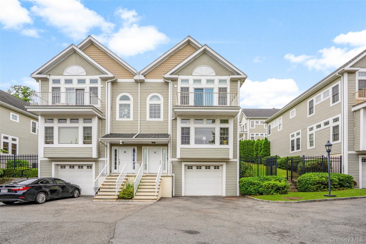 Attached, Exterior, Facade, Queen Anne Victorian