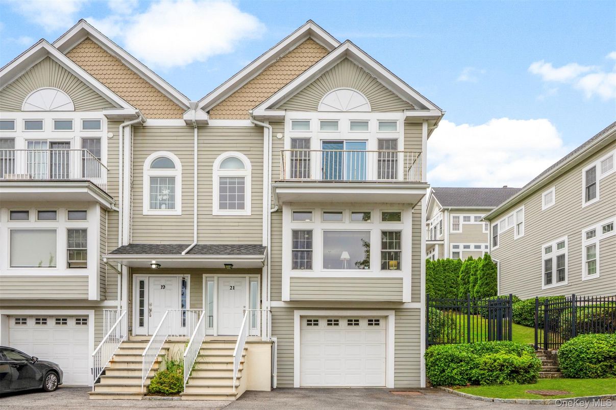 Attached, Exterior, Facade, Rowhouse