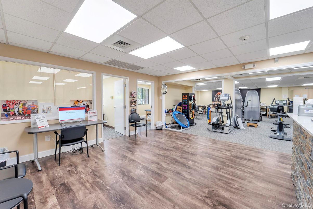 Fitness Equipment, Interior, Recessed Lighting, Wood Texture Flooring
