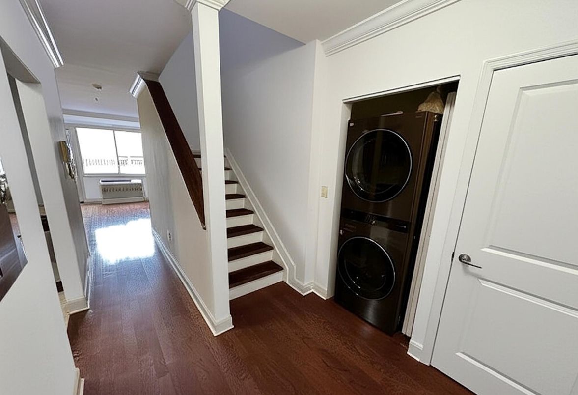 Interior, Utility Closets, Washer, Wood Texture Flooring