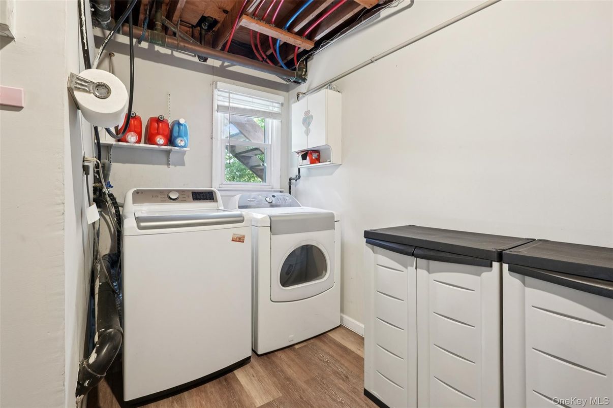 Interior, Washer, Wood Texture Flooring