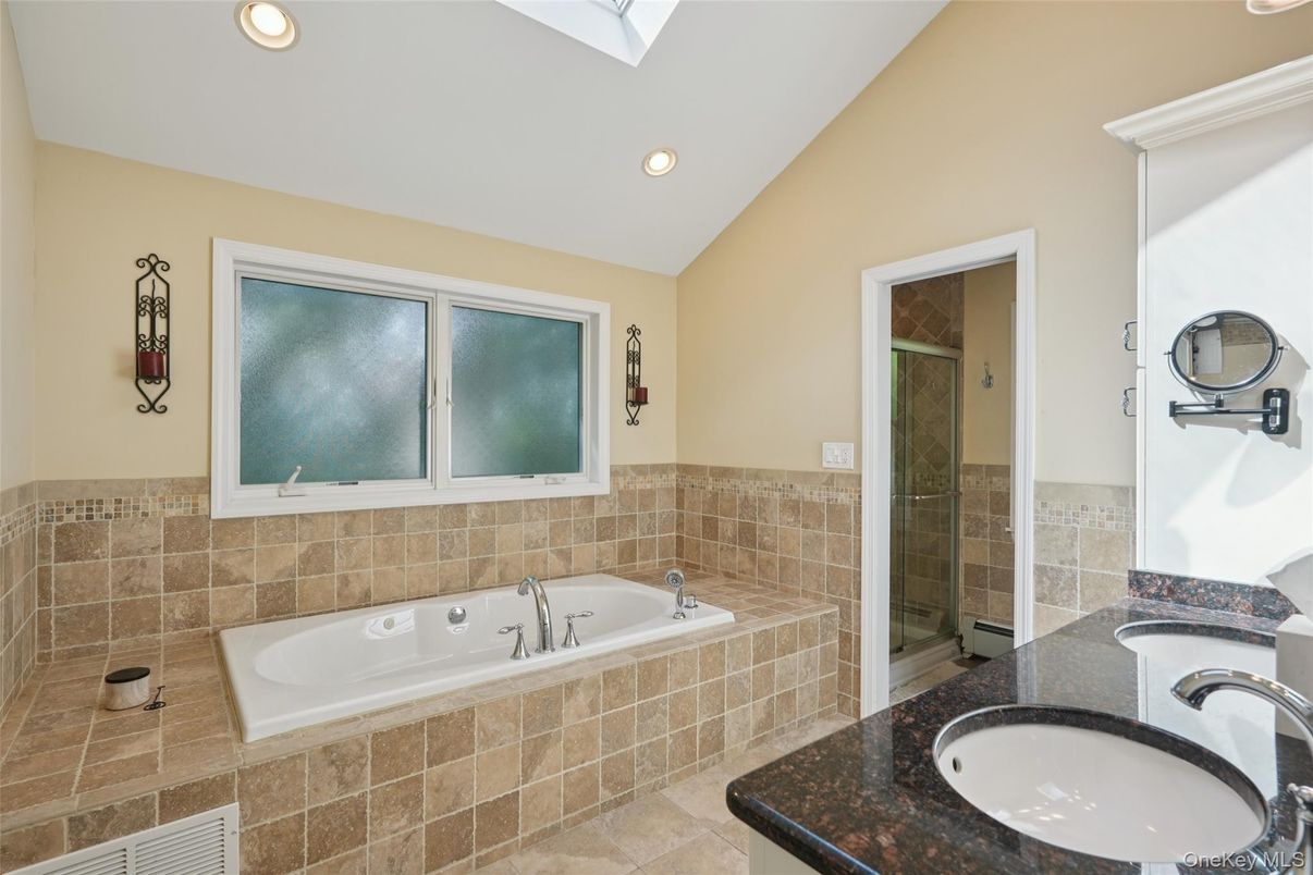 Bathroom, Dual Sink Vanities, Interior, Recessed Lighting