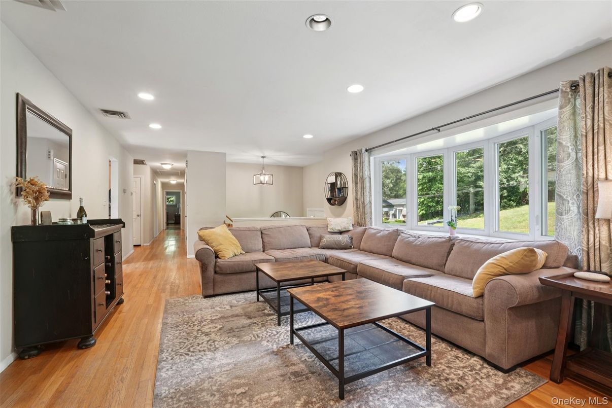 Interior, Living room, Pendant Lights, Recessed Lighting, Wood Texture Flooring