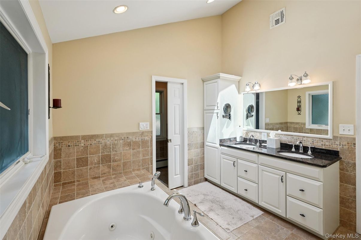 Bathroom, Dual Sink Vanities, Interior, Recessed Lighting
