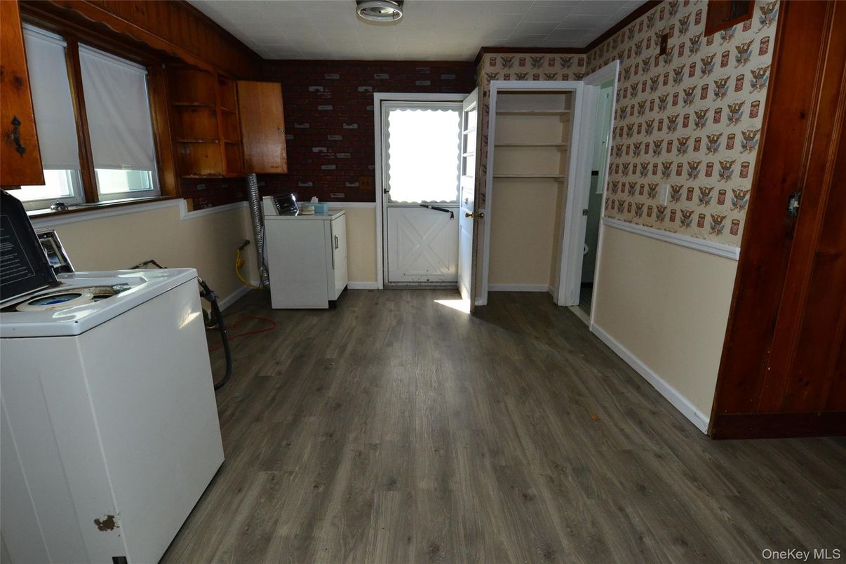 Interior, Stone Walls, Washer, Wood Texture Flooring