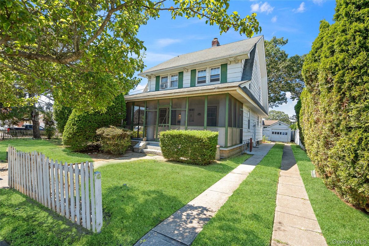 Backyard, Exterior, Facade, American Foursquare