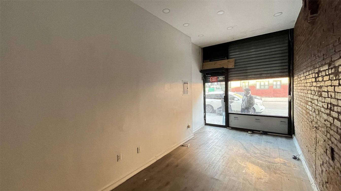Interior, Projection Screen, Recessed Lighting, Wood Texture Flooring