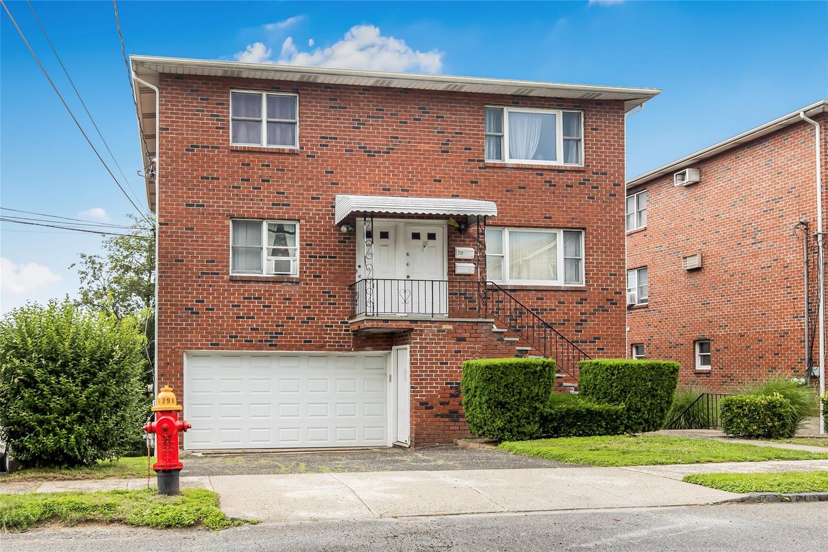 Attached, Exterior, Facade, Brick Facade, Rowhouse