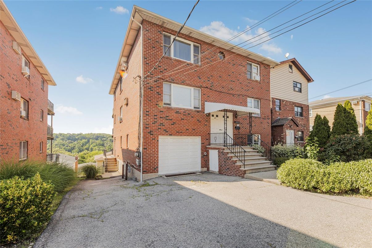 Attached, Exterior, Facade, Brick Facade, Rowhouse