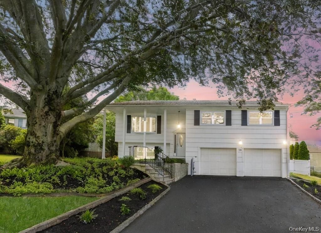 Attached, Exterior, Facade, Raised Ranch