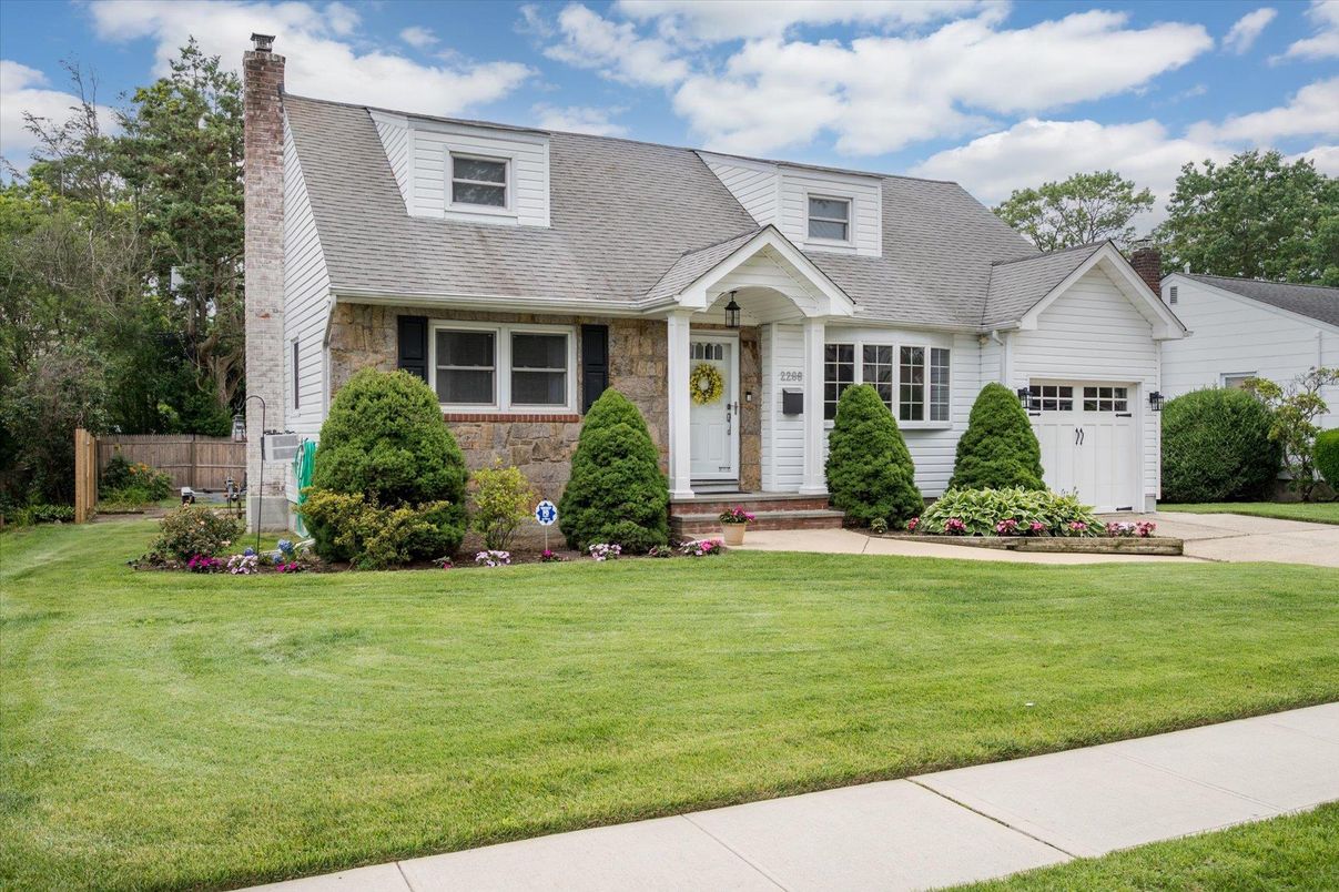 Attached, Exterior, Facade, Cape Cod
