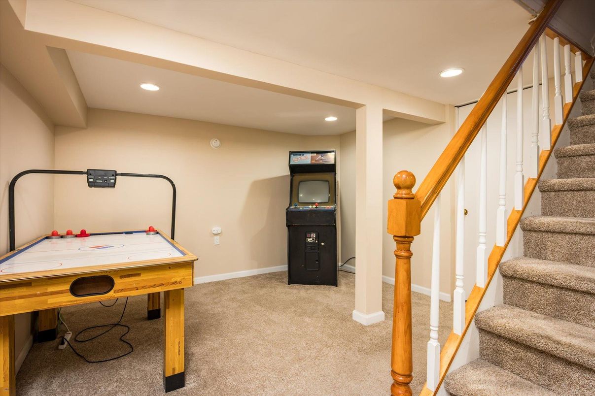 Game Room, Interior, Recessed Lighting