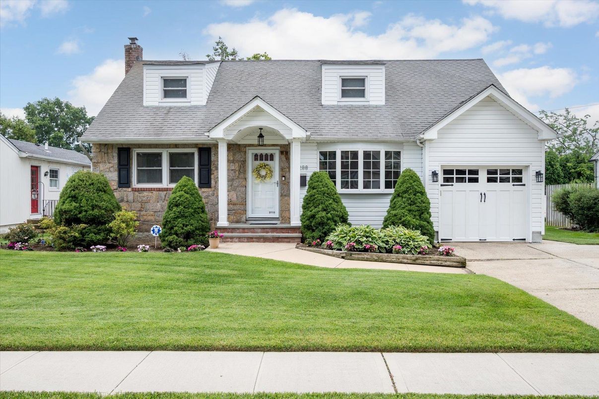 Attached, Exterior, Facade, Cape Cod