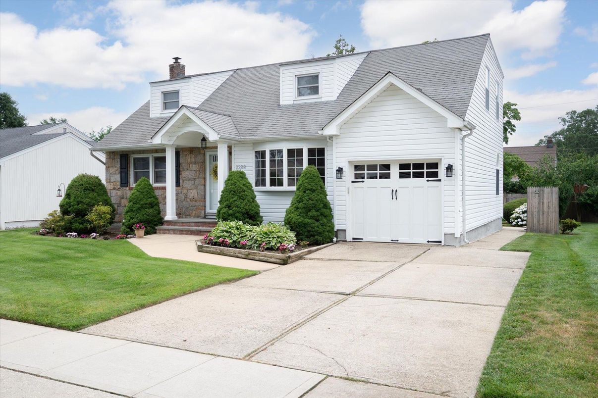 Attached, Exterior, Facade, Cape Cod