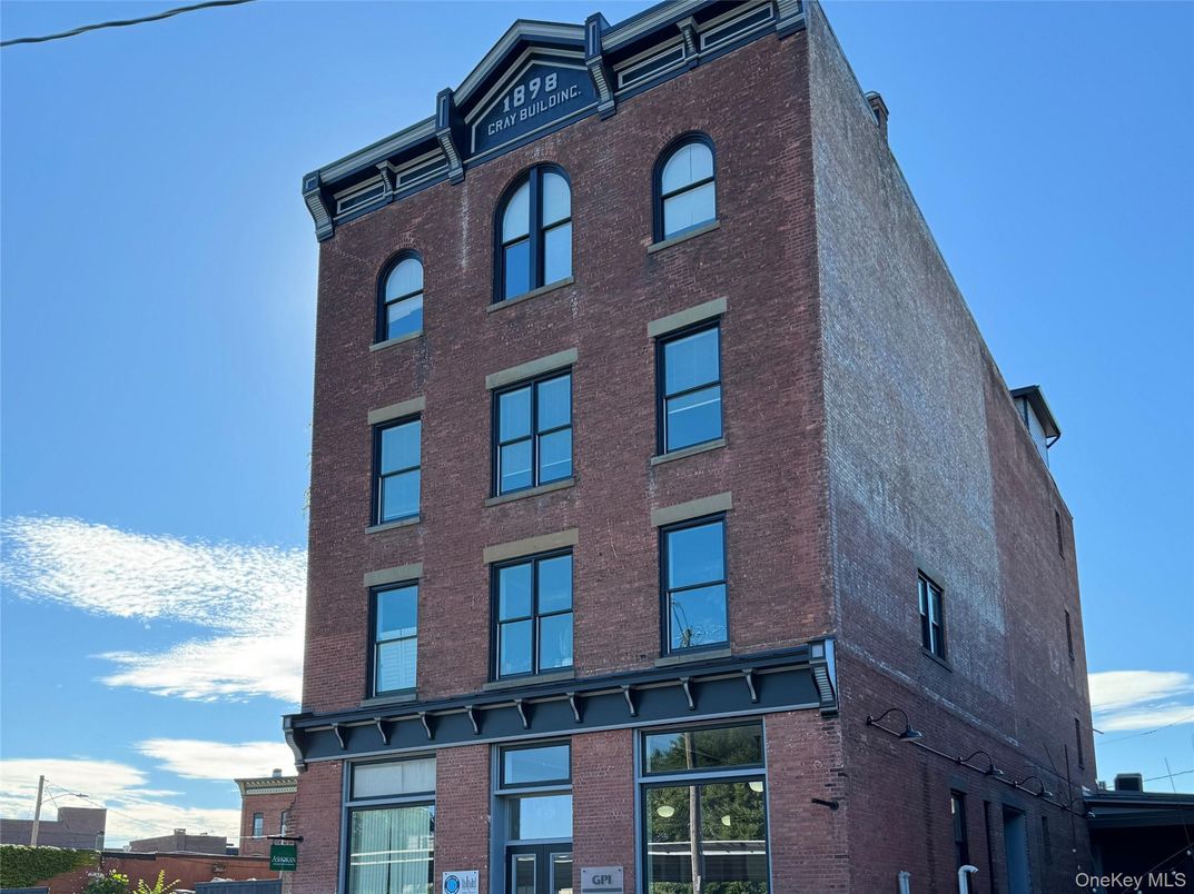 Exterior, Facade, Brick Facade, Rowhouse