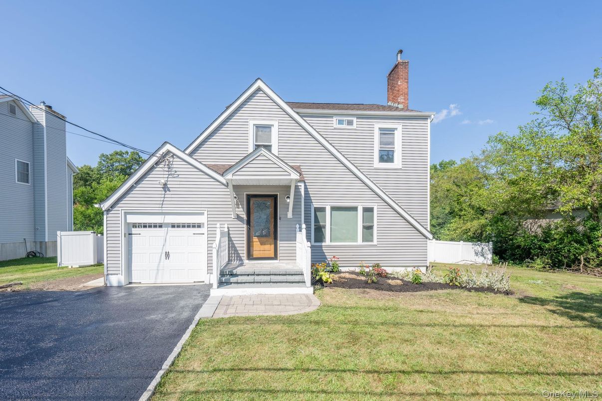 Attached, Exterior, Facade, Farmhouse