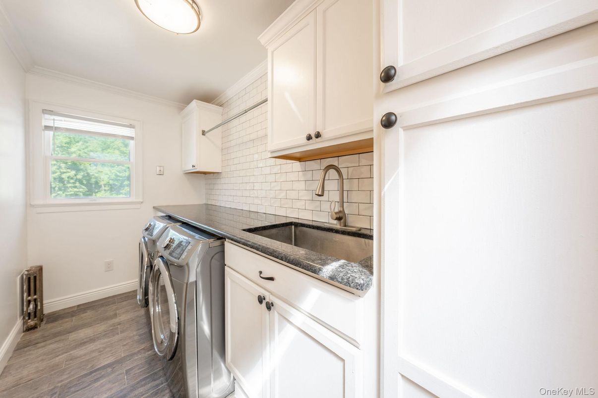 Interior, Washer, Wood Texture Flooring